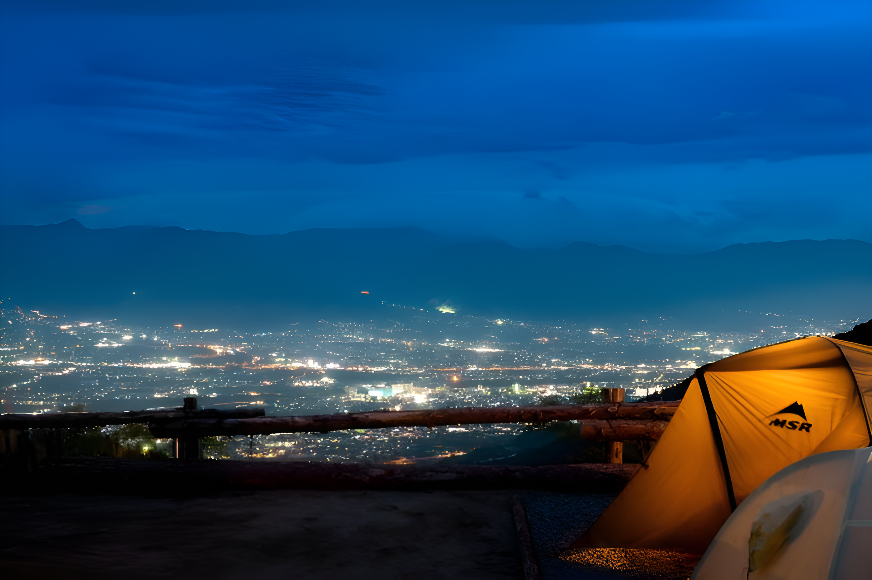夜景とテント